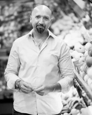 Colin Morgan black and white portrait with white shirt in a market - Lifestyle photography.